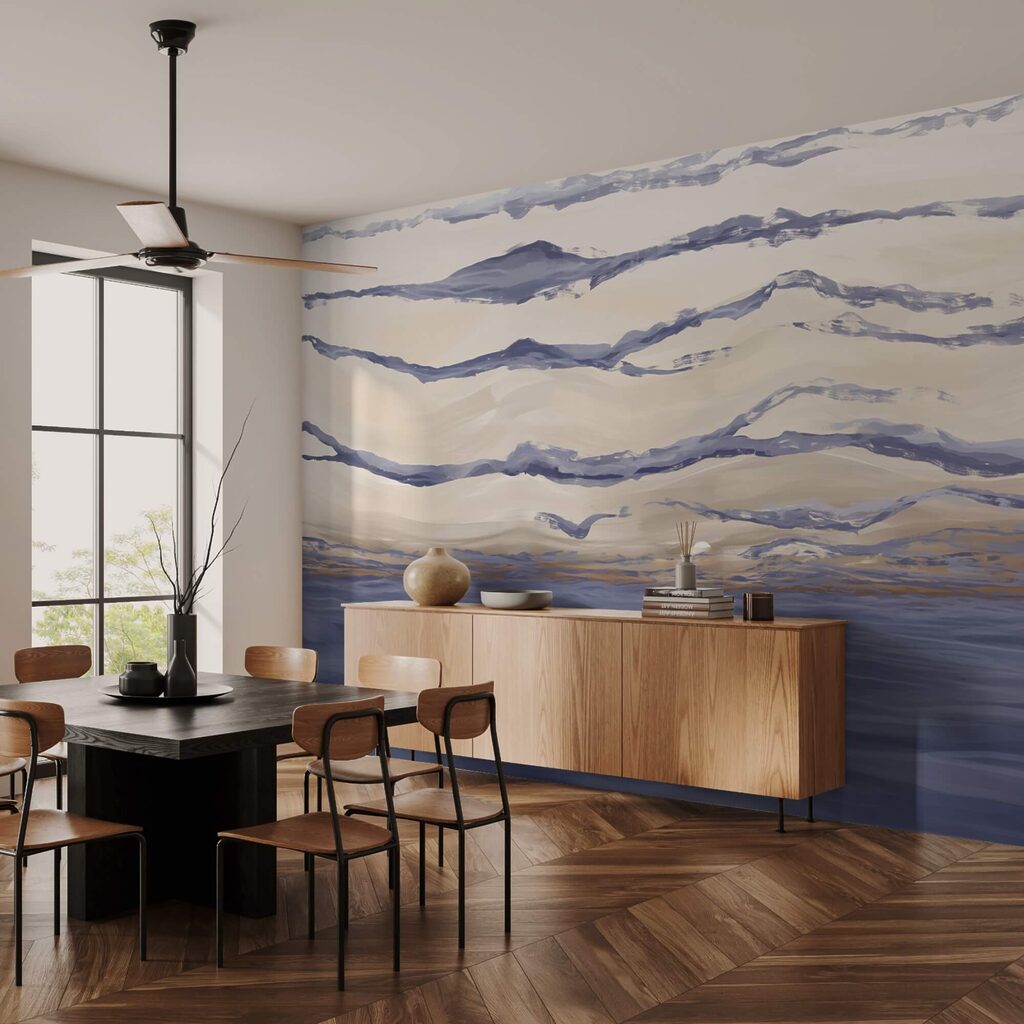 De l'eau avec des vagues et des oiseaux qui volent