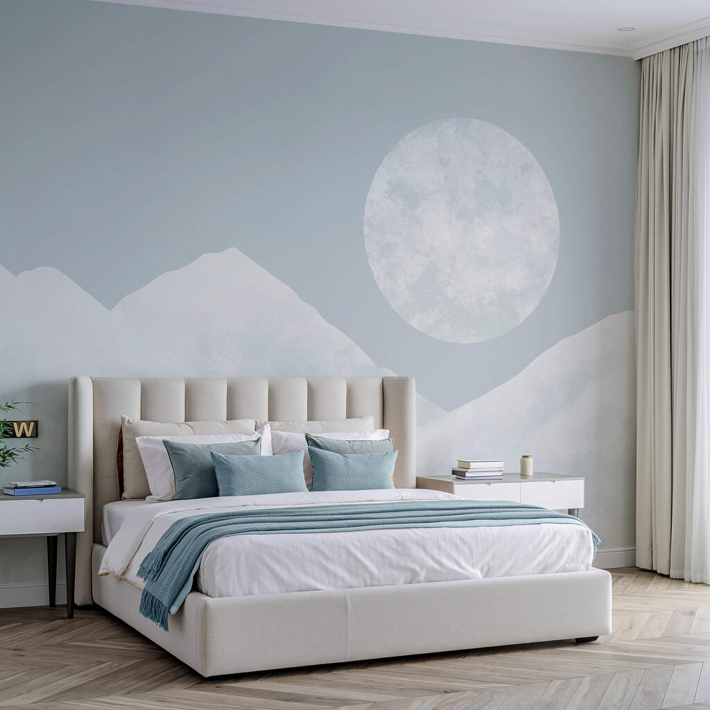 La lune au-dessus d'une montagne enneigée