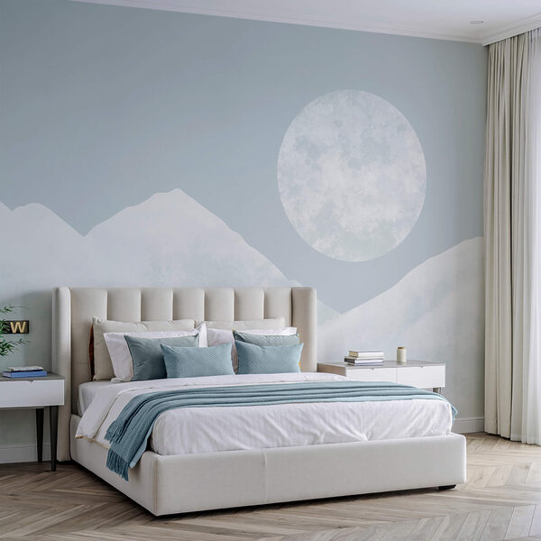 La lune au-dessus d'une montagne enneigée