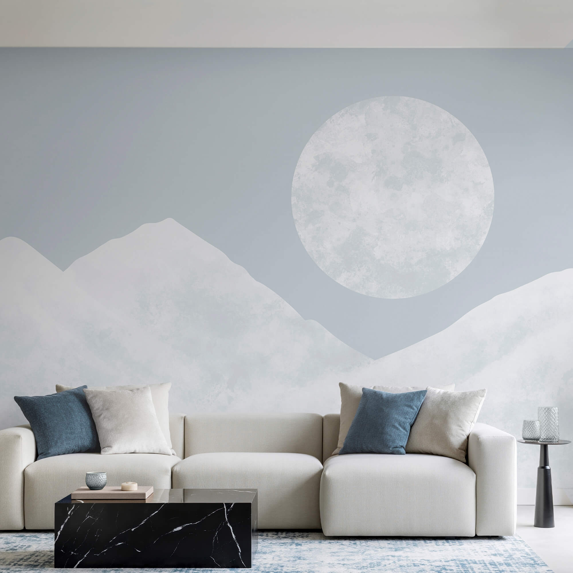 La lune au-dessus d'une montagne enneigée