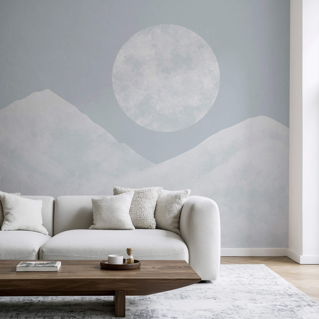 La lune au-dessus d'une montagne enneigée