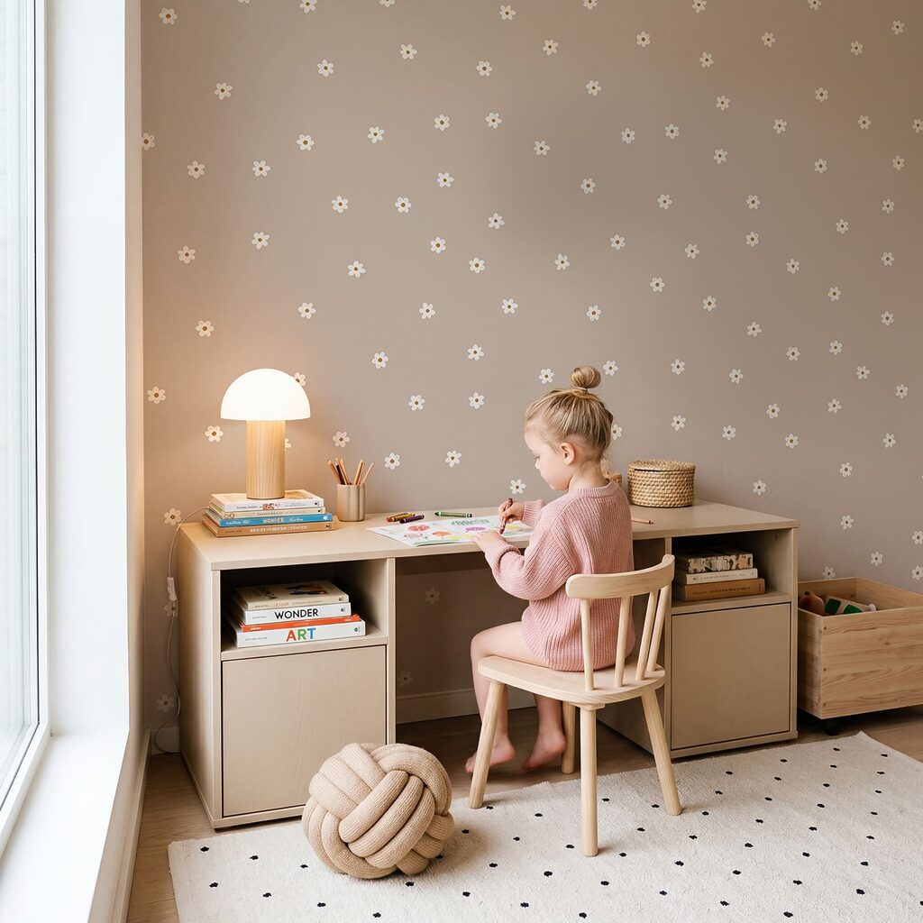 Motif composé de petites fleurs blanches sur fond beige