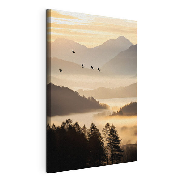 Des oiseaux survolant une vallée entourée de montagnes et de brouillard Tableaux Des oiseaux survolant une vallée entourée de montagnes et de brouillard
