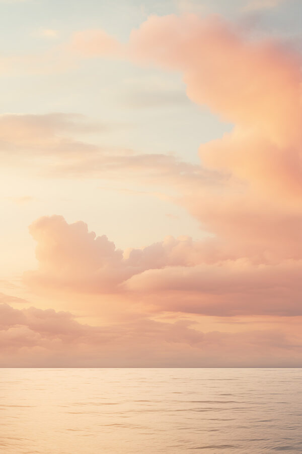 Plan d'eau avec des nuages dans le ciel