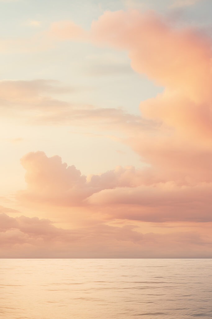 Plan d'eau avec des nuages dans le ciel