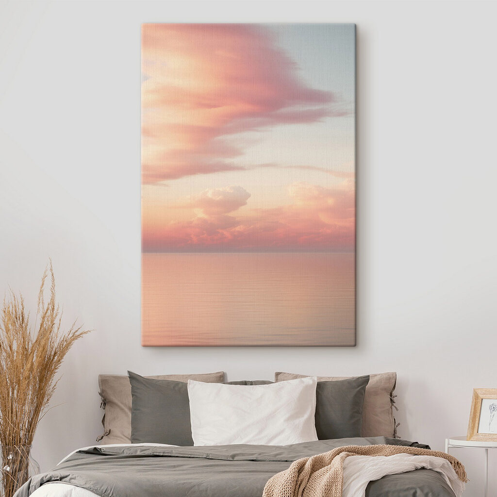 Des nuages roses au-dessus de l'eau Des nuages roses au-dessus de l'eau