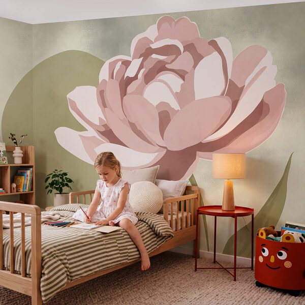 Fleur rose avec des feuilles vertes